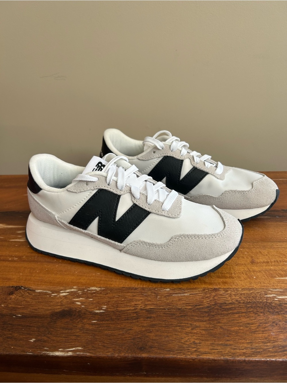 New Balance 237 Women’s Sneakers in Cream/White and Black - size 7.5